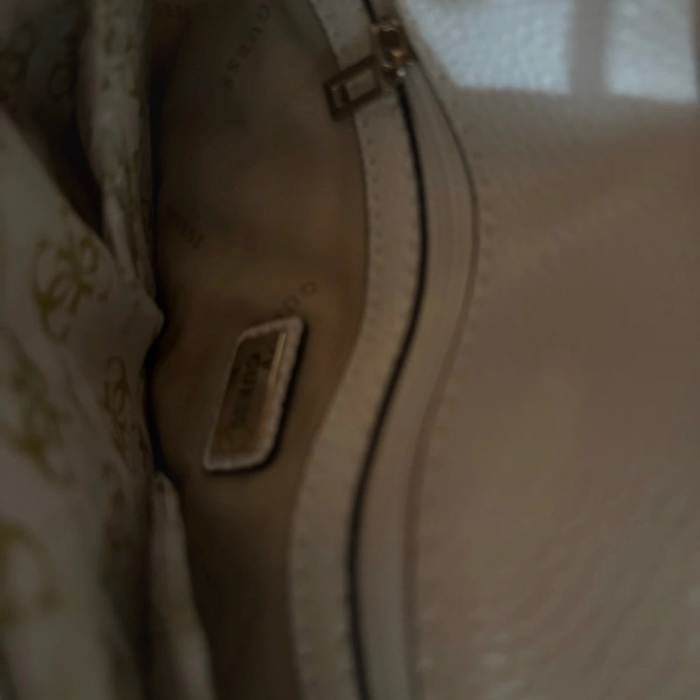 Guess Textured Shoulder Bag - Picture 5 of 11